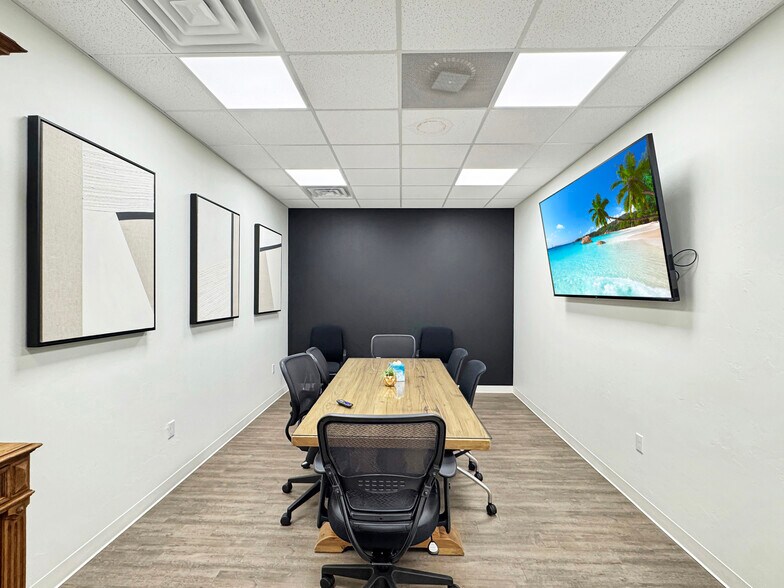 More Photos Of 901 E Main St, Yukon General Retail For Lease