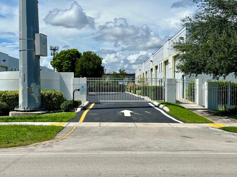 More Photos Of 2937 Ravenswood Rd, Fort Lauderdale Self Storage For Sale
