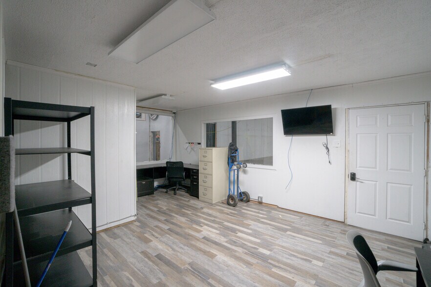 More Photos Of 13501 S Main St, Los Angeles Warehouse For Lease