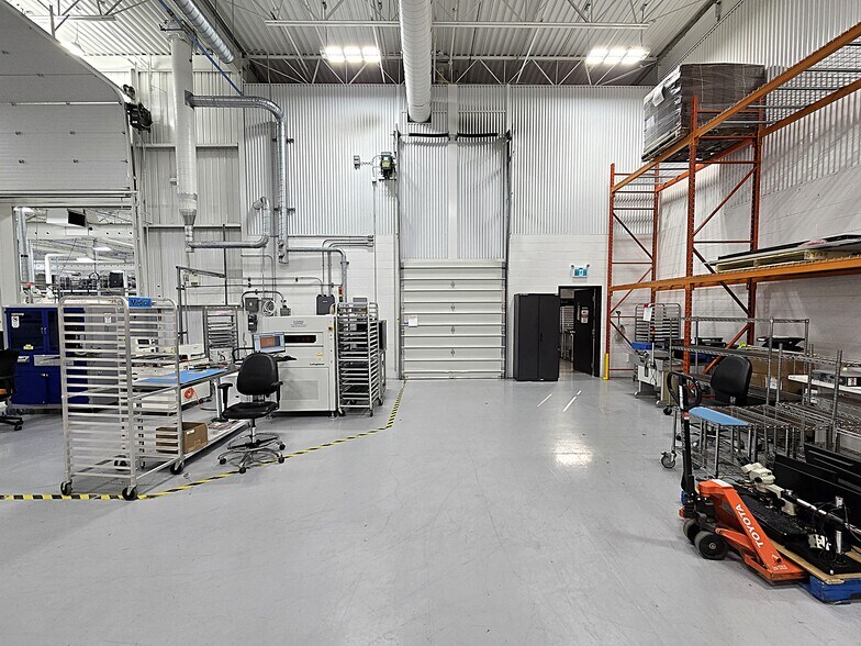 More Photos Of 2222 Boul Dagenais O, Laval Light Distribution For Sale