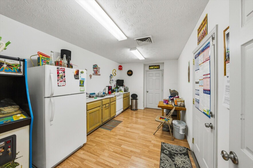 More Photos Of 2376 Business Center Cir, Sevierville Freestanding For Sale