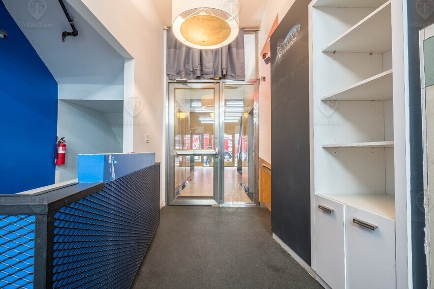 More Photos Of 143 W 72nd St, New York Storefront Retail Office For Lease