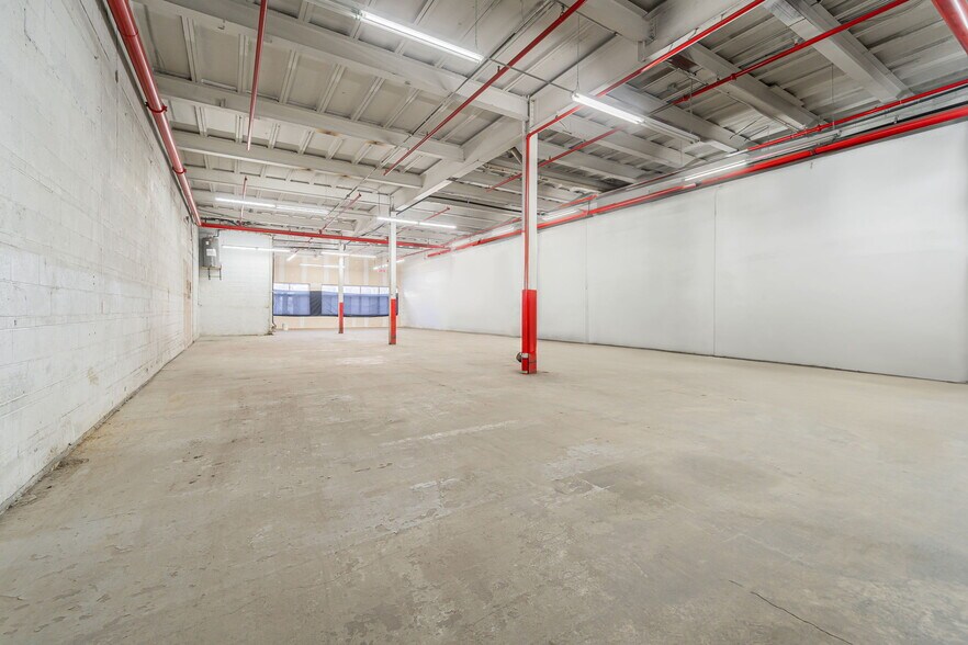 More Photos Of 465-485 Rue De Port-Royal O, Montréal Light Distribution For Lease