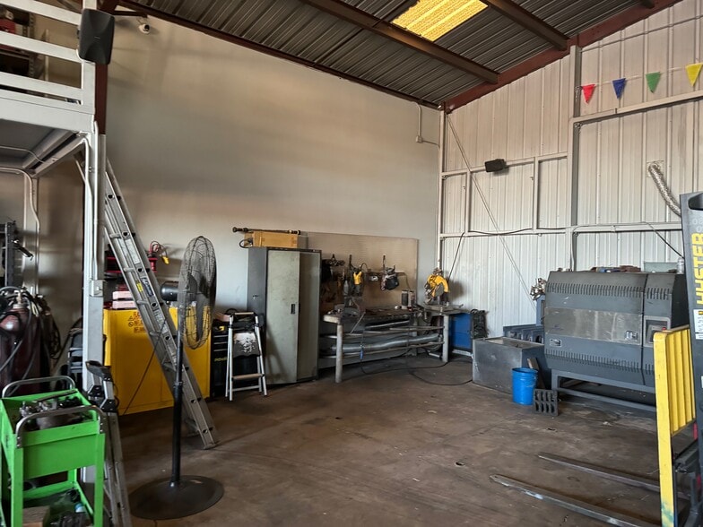 More Photos Of 15038 Valley Blvd, Fontana Service For Lease