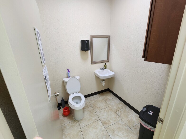 More Photos Of 417 E Parkwood Ave, Friendswood Office For Lease