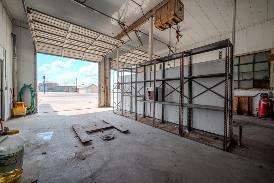 More Photos Of 619 E Jackson St, El Campo Warehouse For Lease