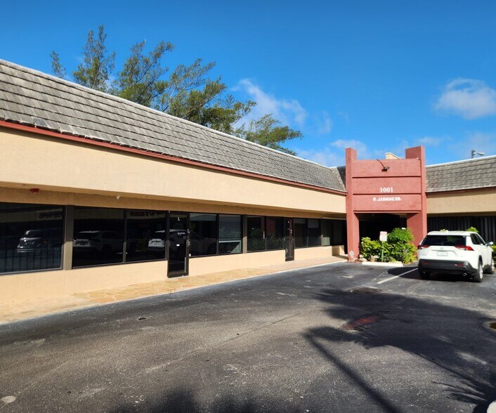 More Photos Of 1001 W Jasmine Dr, West Palm Beach Storefront Retail Office For Lease