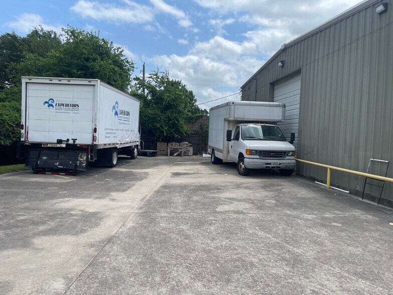 More Photos Of 461 W Gulf Bank Rd, Houston General Retail For Lease