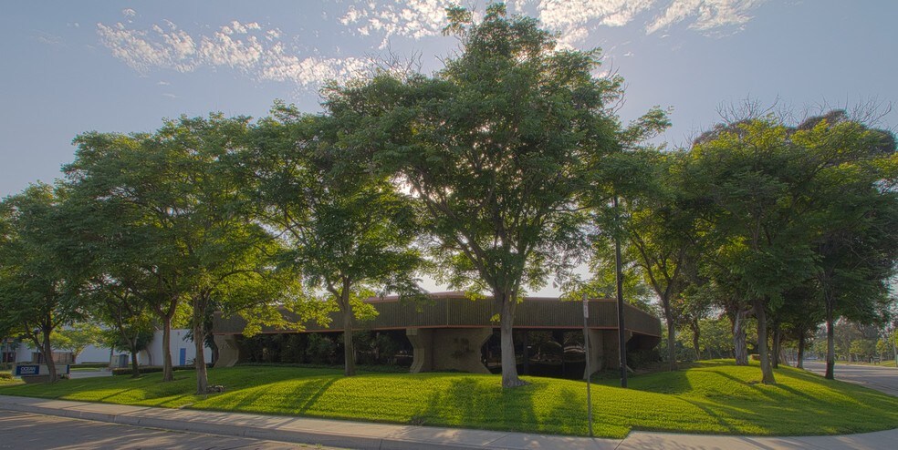 More Photos Of 8 Holland, Irvine Warehouse For Lease