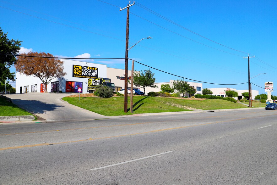 More Photos Of 12066-3 Starcrest Dr, San Antonio Unknown For Lease