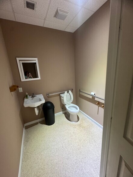 More Photos Of 1410 Park Ln S, Jupiter Warehouse For Lease