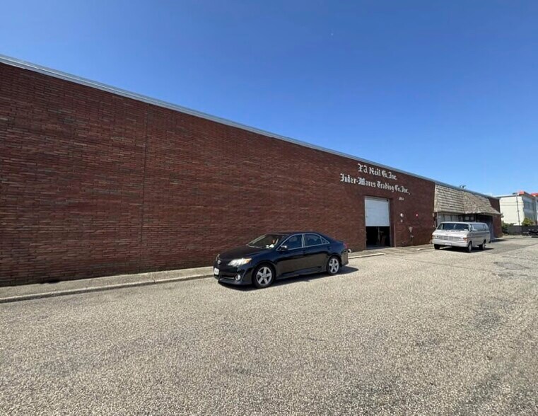 Primary Photo Of 1064 Route 109, Lindenhurst Warehouse For Lease