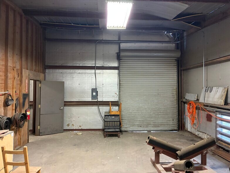 More Photos Of 5734 Heffernan St, Houston Warehouse For Lease