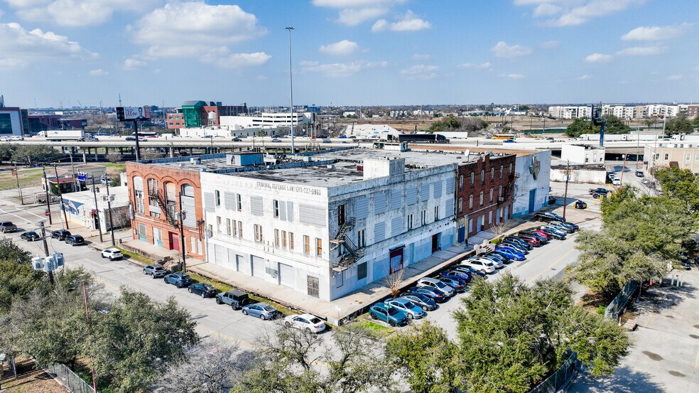 More Photos Of 707-717 Walnut St, Houston Warehouse For Lease