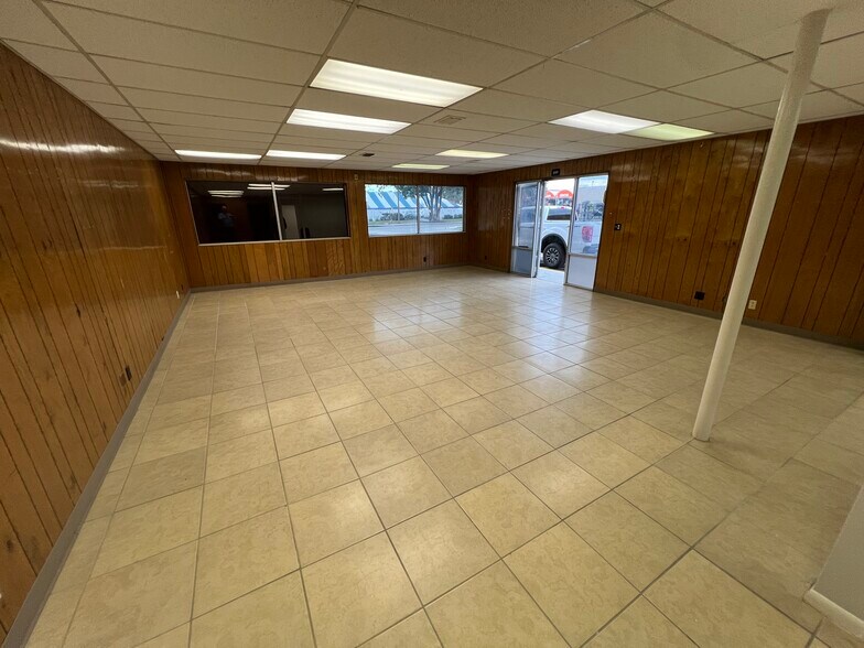 More Photos Of 8610 N Suwanee Ave, Tampa General Retail For Sale