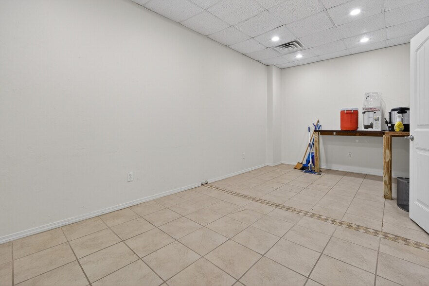 More Photos Of 1835 Industrial Blvd, Norman Warehouse For Sale