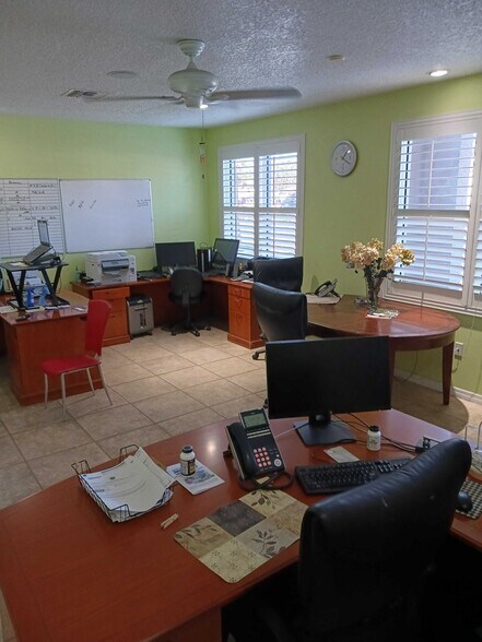 More Photos Of 515 E 27th St, Bradenton Office For Sale
