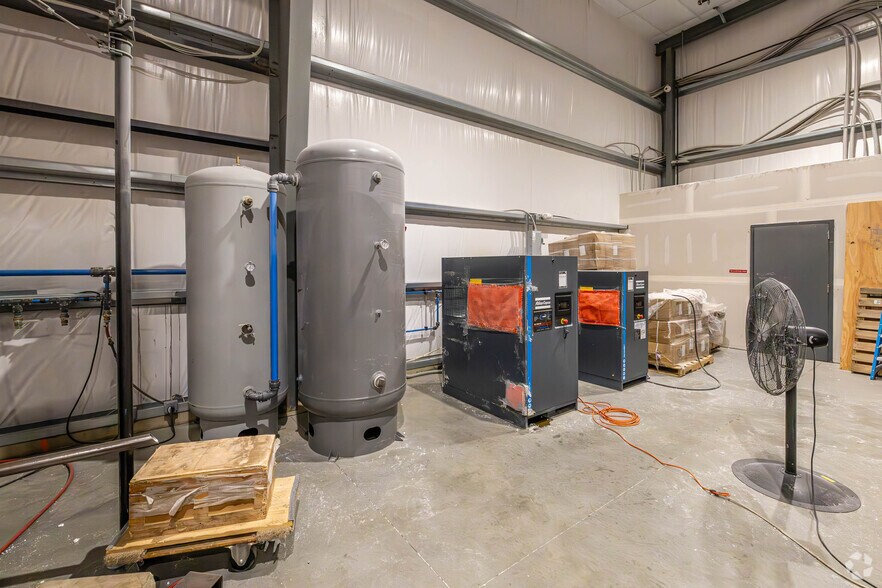 More Photos Of 1 Industrial Ct, Freehold Industrial For Lease