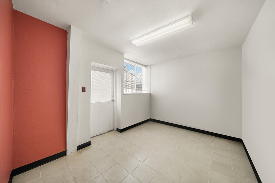 More Photos Of 4231 Bellaire Blvd, Houston Light Distribution For Lease