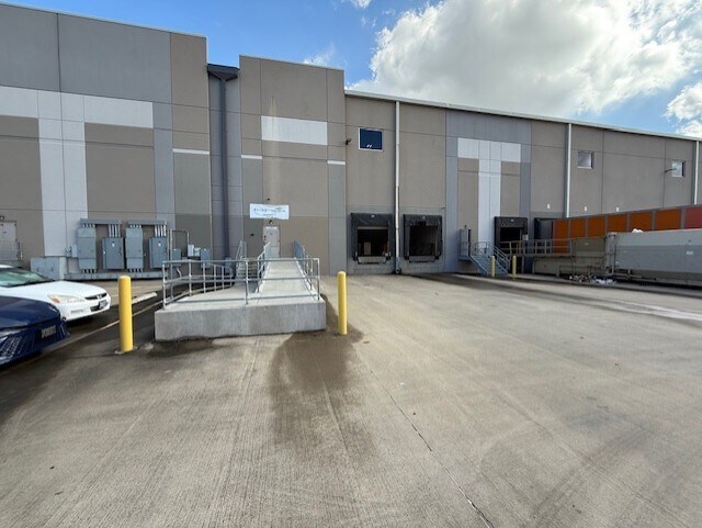More Photos Of 8230 Plummer St, Houston Distribution For Lease