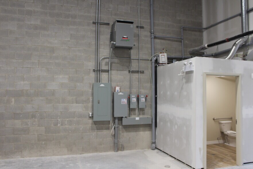 More Photos Of 585 Hanlon Creek Blvd, Guelph Showroom For Lease