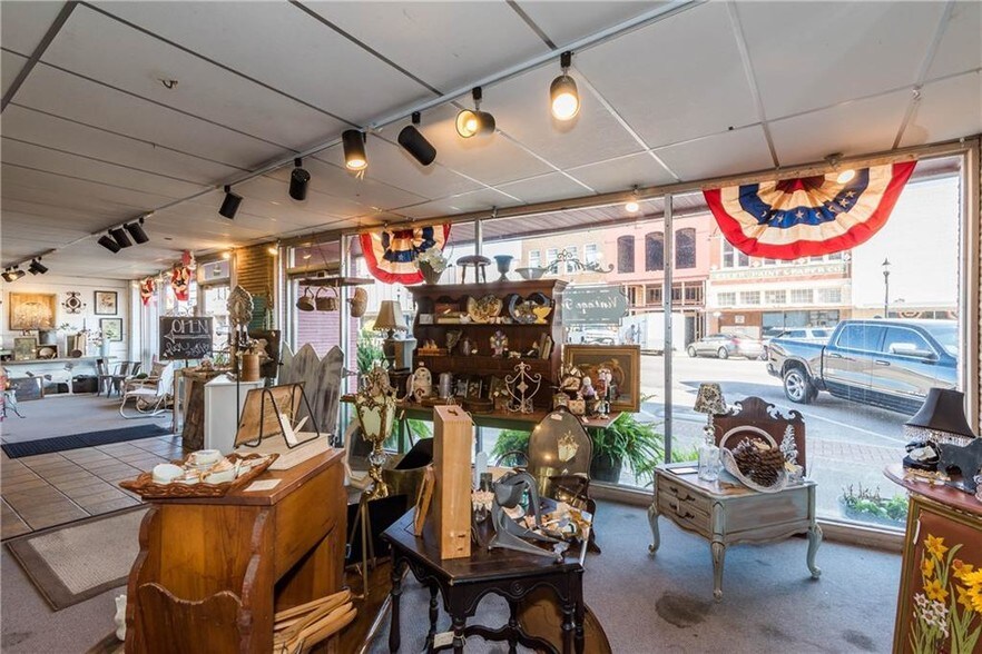 More Photos Of 306 W Main St, Denison Storefront For Sale