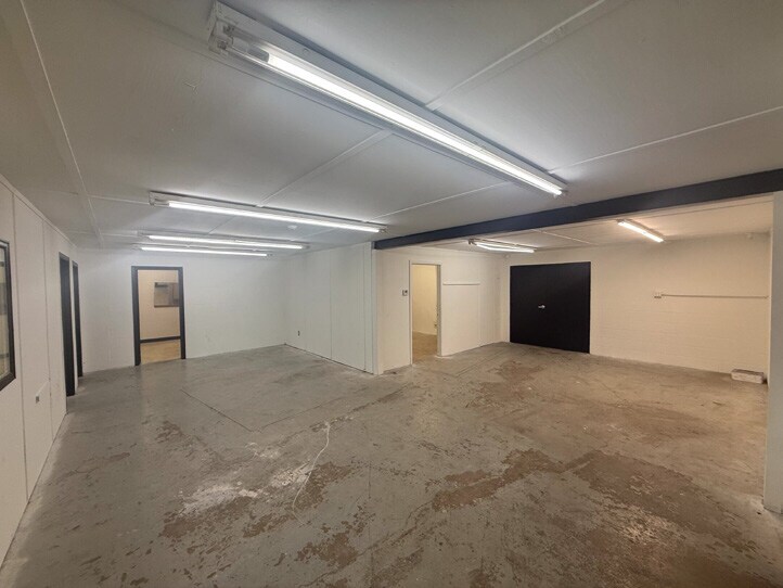 More Photos Of 5306-5312 N Keystone Ave, Indianapolis Showroom For Lease