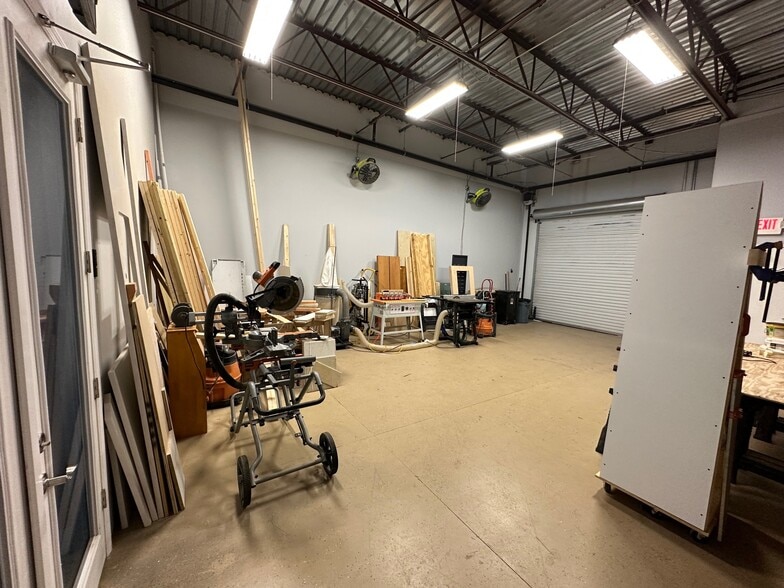 More Photos Of 7901 Kingspointe Pky, Orlando Showroom For Sale