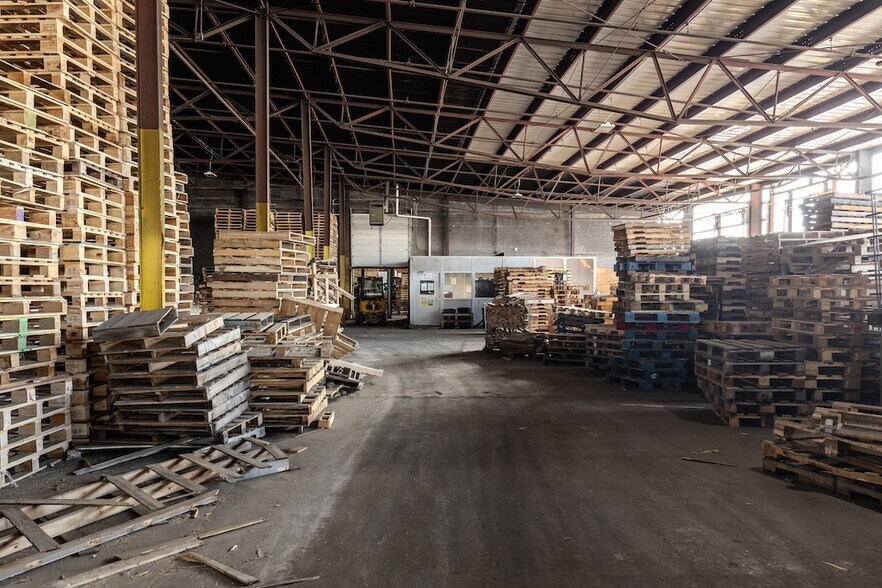 More Photos Of 1200 Bissell St, Venice Warehouse For Sale