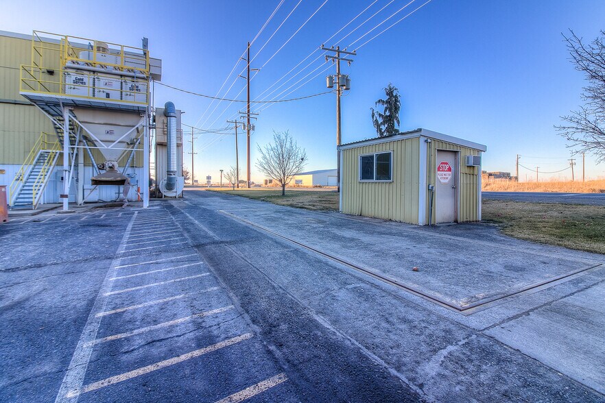 More Photos Of 1535-1541 W Lee Rd, Othello Warehouse For Sale