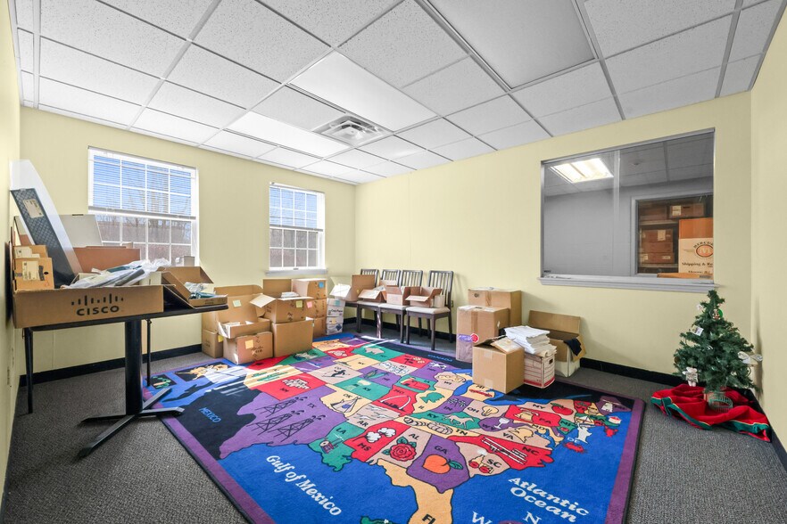 More Photos Of 16172 Imperial Pky, Strongsville Service For Sale