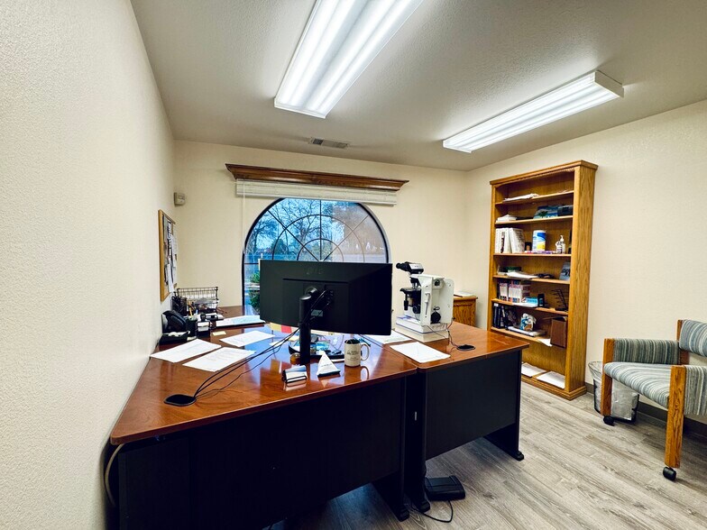 More Photos Of 2036 Railroad Ave, Redding Office For Sale