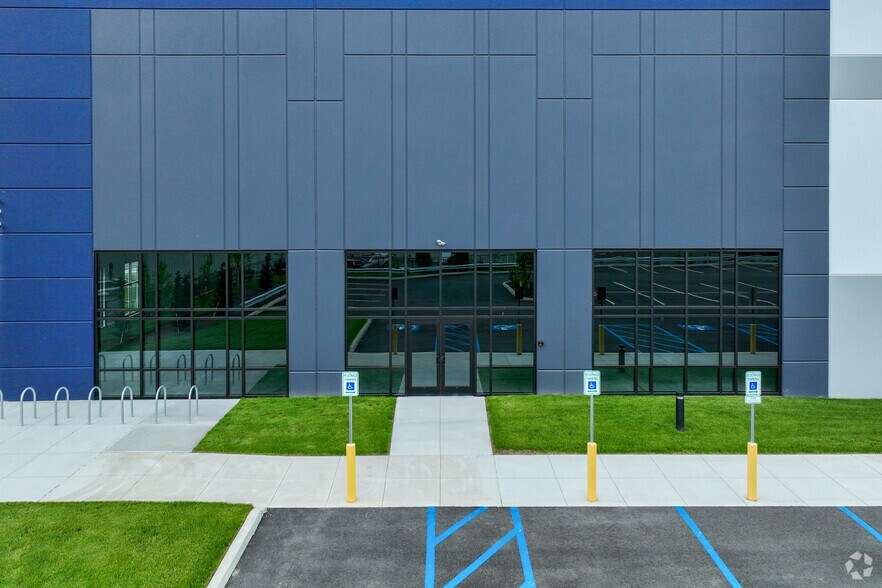 More Photos Of 211 Highland St, East Bridgewater Distribution For Lease