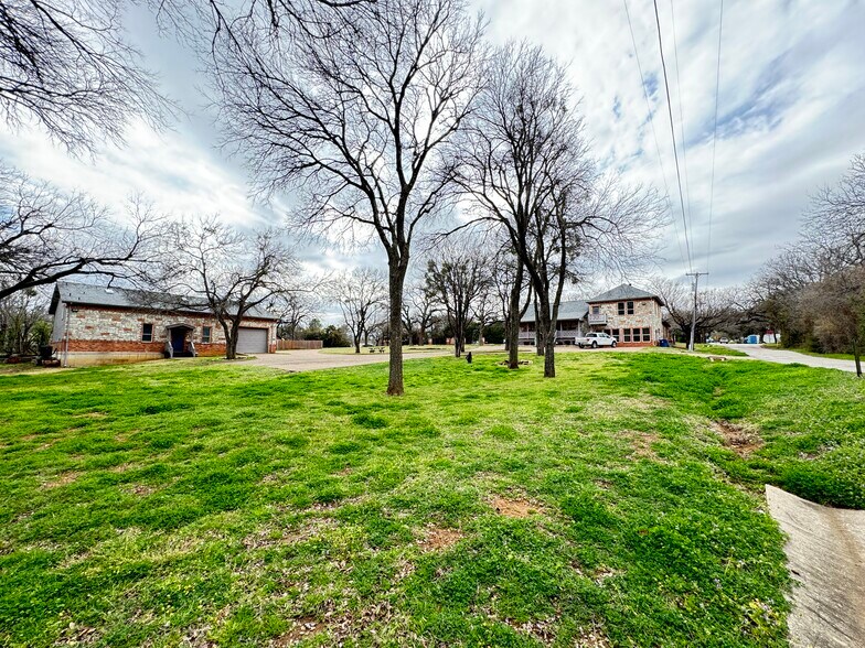 More Photos Of 703 Main St, Lake Dallas Showroom For Sale
