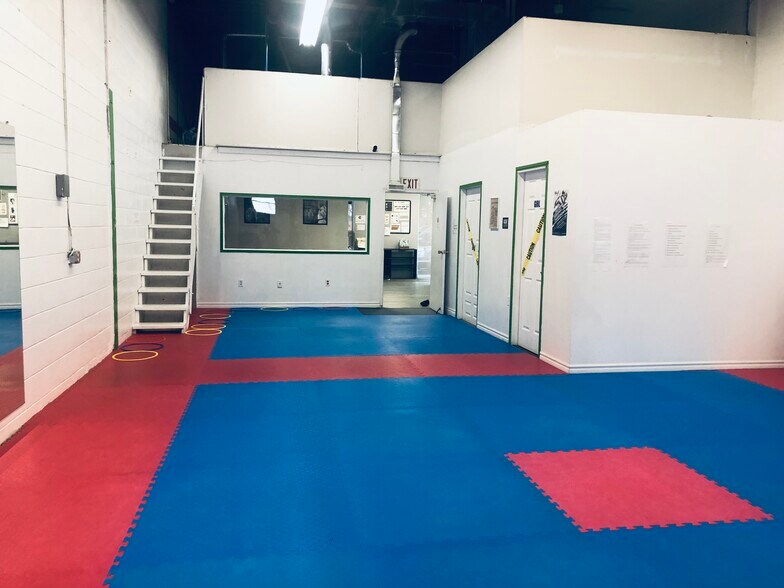 More Photos Of 1380 Hopkins St, Whitby Showroom For Lease