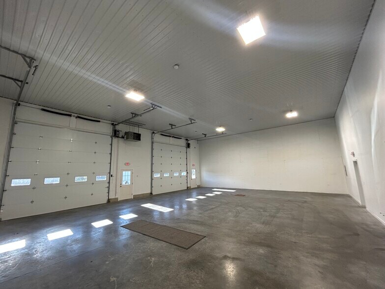 More Photos Of 6 Oxbow Pond Rd, Canterbury Flex For Lease