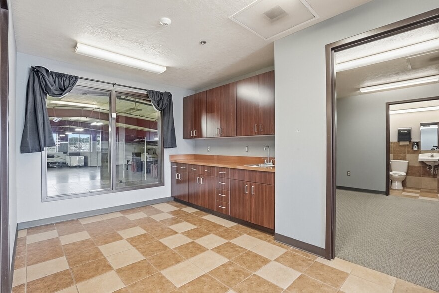 More Photos Of 1151 Industry Rd, Sturgis Manufacturing For Sale