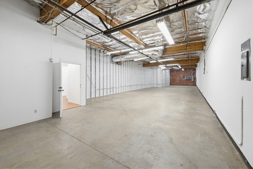 More Photos Of 3380 Livonia Ave, Los Angeles Light Manufacturing For Lease
