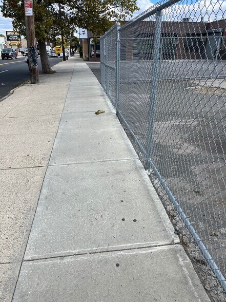 More Photos Of 62-16 Metropolitan Ave, Middle Village Auto Repair For Lease