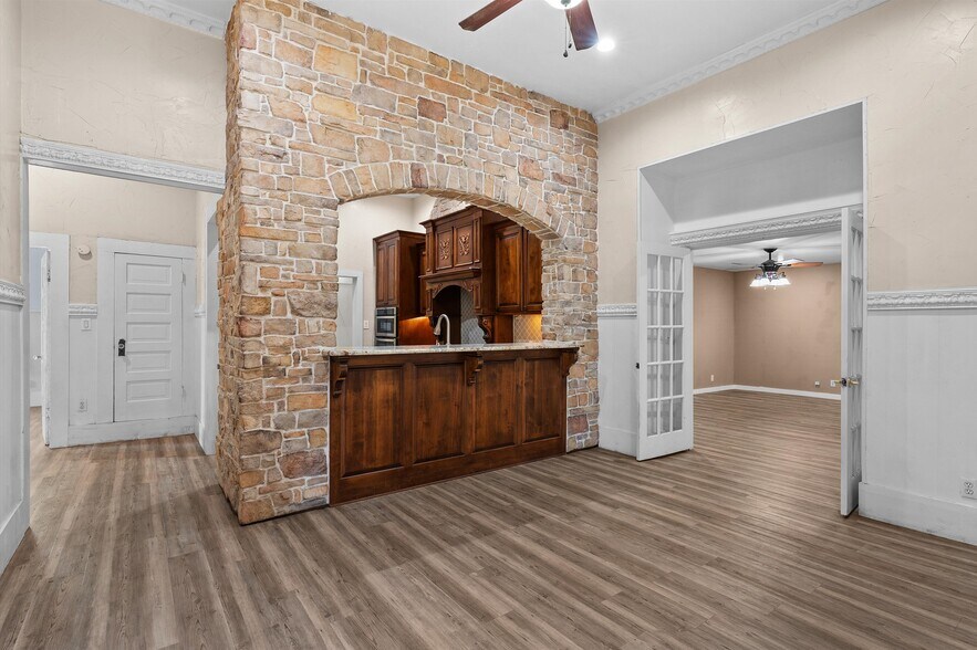 More Photos Of 605 E Broadway St, Jefferson General Retail For Sale