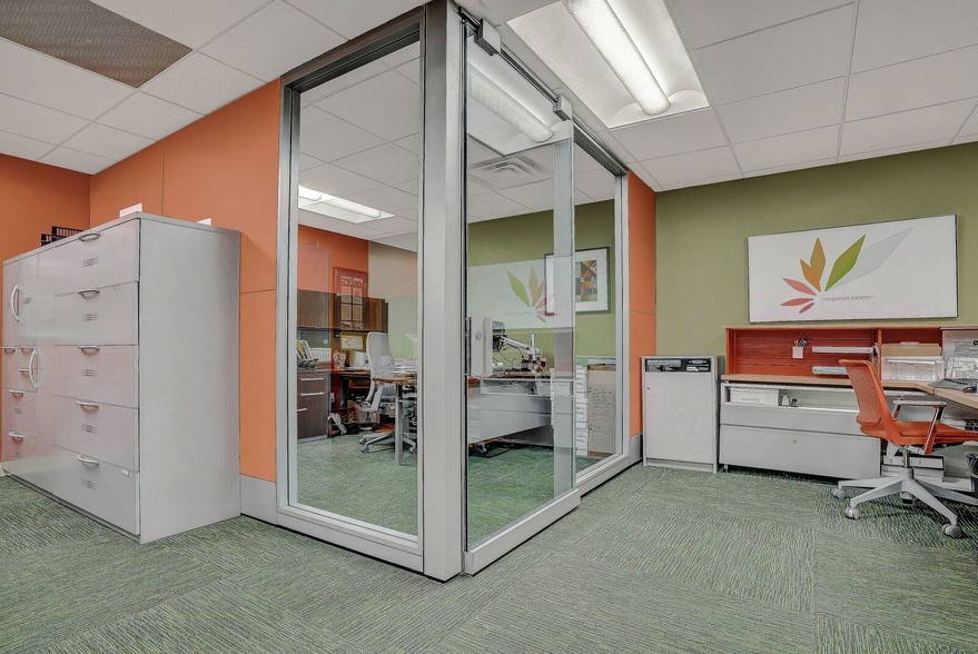 More Photos Of 240 E Sunset Rd, El Paso Office For Lease