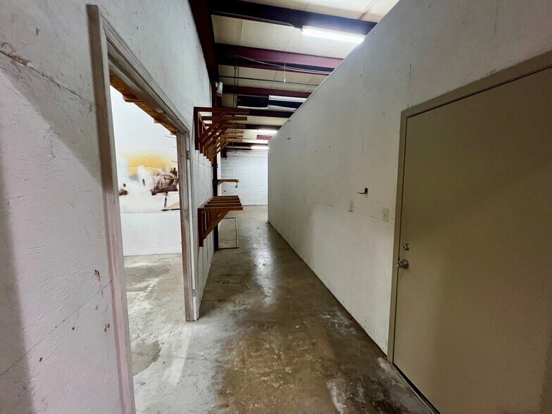 More Photos Of 11818 Warfield St, San Antonio Service For Lease