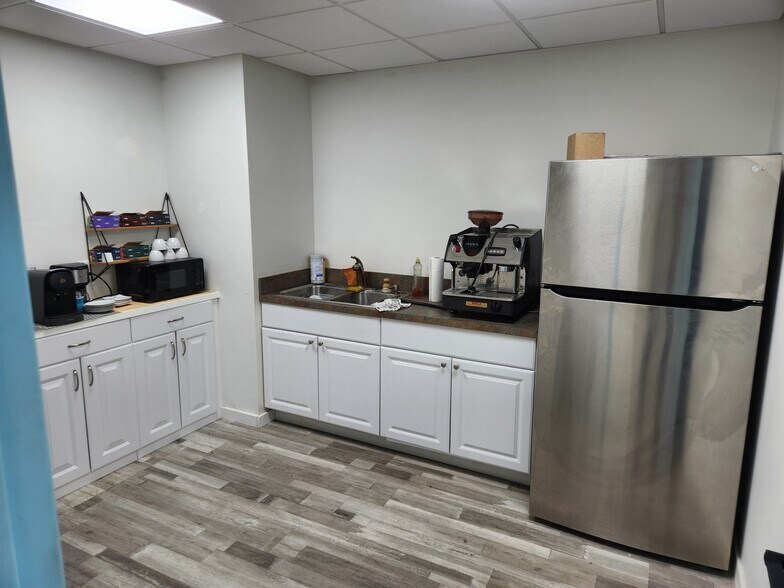 More Photos Of 747 N Washington Blvd, Sarasota Office For Lease
