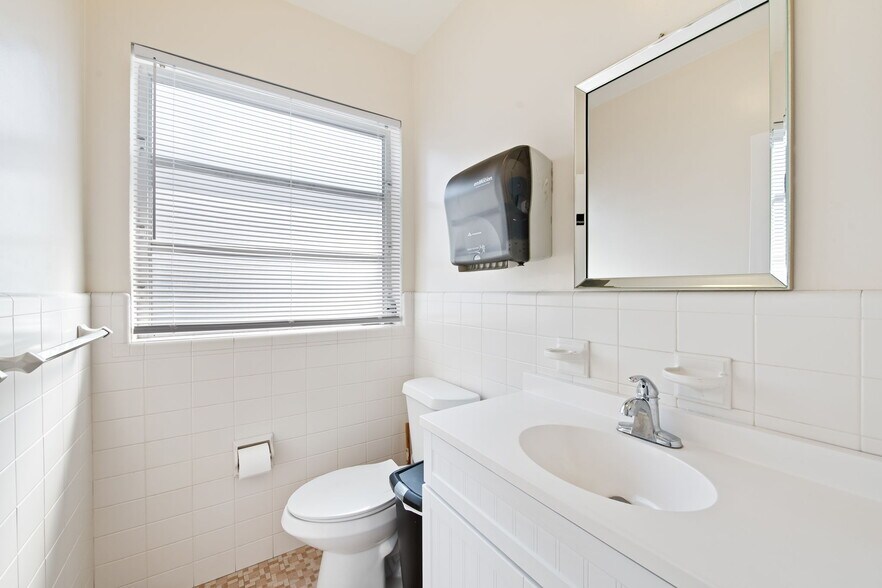 More Photos Of 1130 Bayview Dr, Fort Lauderdale Medical For Lease