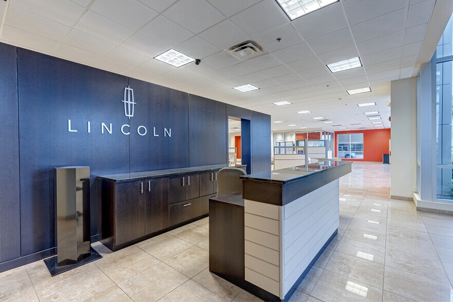 More Photos Of 1800-1850 E Merritt Island Cswy, Merritt Island Auto Dealership For Lease