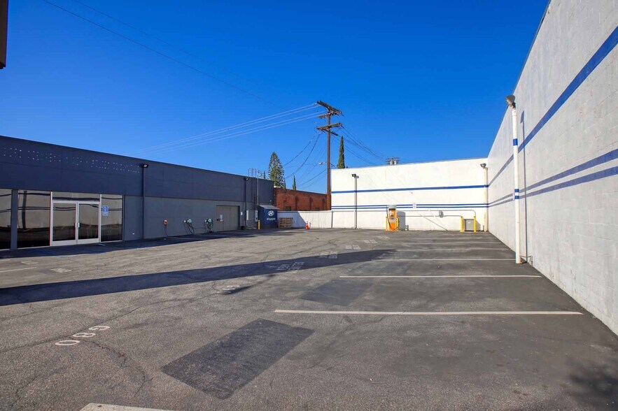 More Photos Of 413 S Brand Blvd, Glendale Auto Dealership For Lease