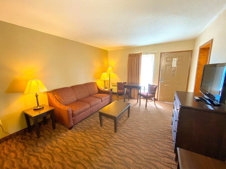 More Photos Of 3601 Shepherd of the Hills Expy, Branson Hotel For Sale