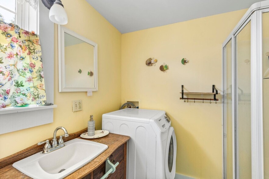 More Photos Of 5 Wharf Hill Rd, Monhegan Hospitality For Sale