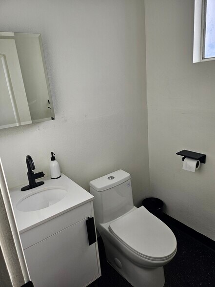 More Photos Of 15317 Paramount Blvd, Paramount Office For Lease