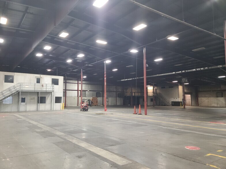 More Photos Of 300 E 39th St, Hastings Distribution For Lease